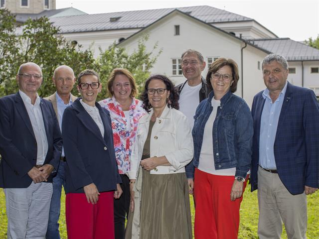 LR Daniela Gutschi mit Rudolf Mair (Bildungsdirektor) und den Leiterinnen und Leitern der ARGE Pflichtschulen bei einem Treffen zum Abschluss des Schuljahres 2023/24.
